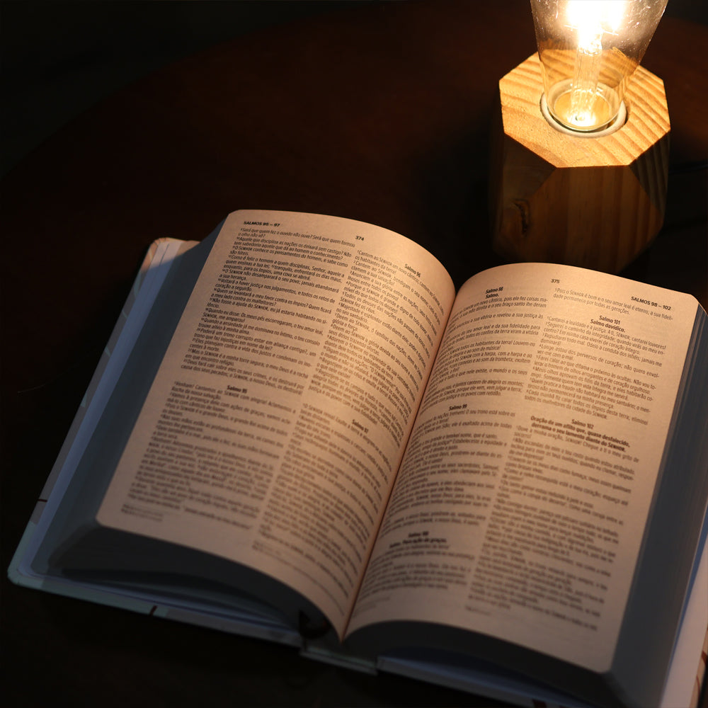 Capa de Bíblia Sagrada Cristo Vive Em Mim | NVI | Letra Normal | Capa Dura — item do Kit Bíblia Sagrada Cristo Vive Em Mim | NVI | Letra Normal | Capa Dura 5un · foto 8
