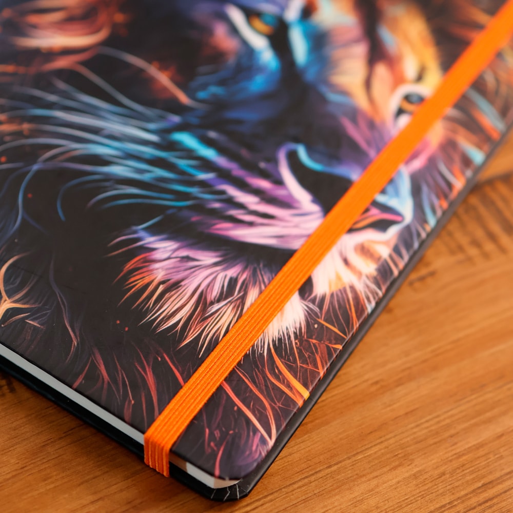 Capa de Caderno Moleskine | Com Pauta | Capa Leão Colorido — item do Kit Bíblia Sagrada de Estudo Desafios de Todo Homem | NVT | Azul + Caderno Moleskine | Com Pauta | Capa Leão Colorido · foto 7