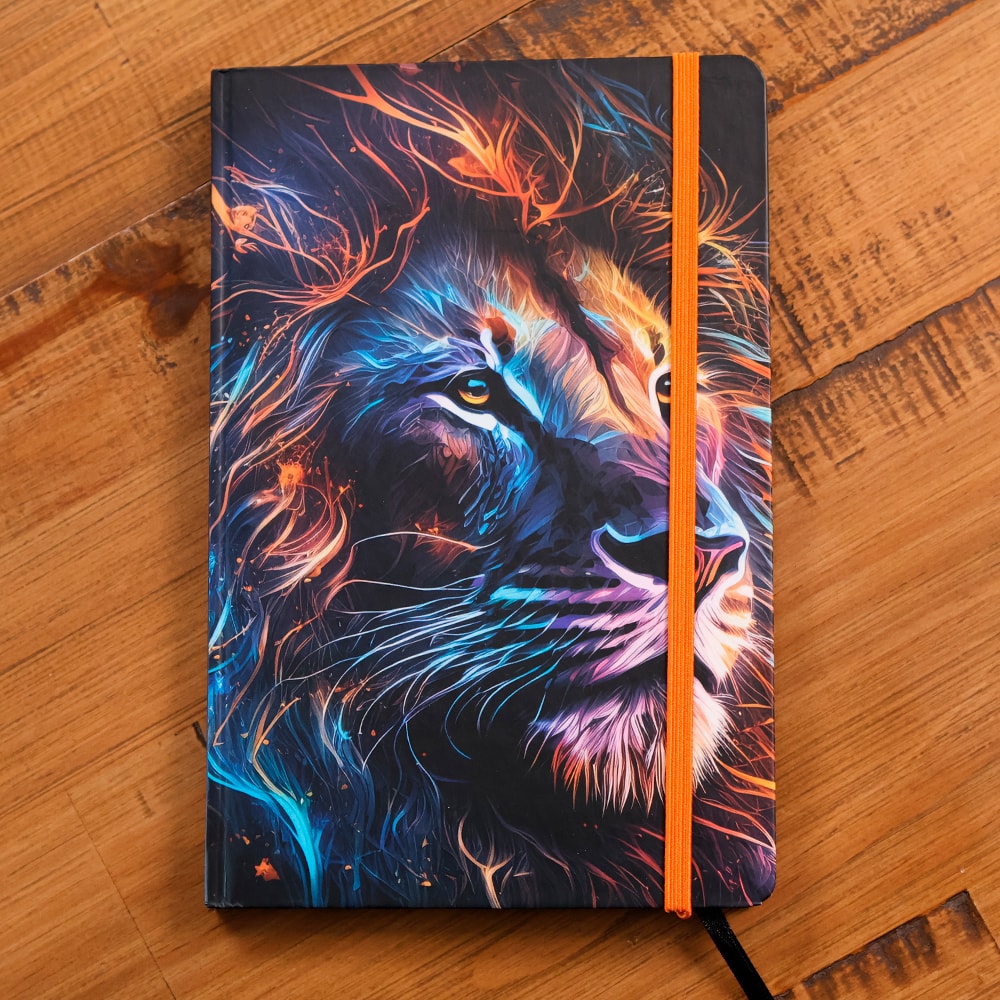Capa de Caderno Moleskine | Com Pauta | Capa Leão Colorido — item do Kit Bíblia Sagrada de Estudo Desafios de Todo Homem | NVT | Azul + Caderno Moleskine | Com Pauta | Capa Leão Colorido · foto 2