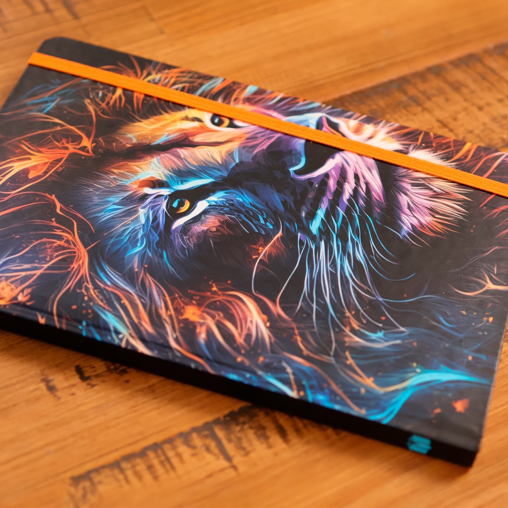 Capa de Caderno Moleskine | Com Pauta | Capa Leão Colorido — item do Kit Bíblia Sagrada de Estudo Desafios de Todo Homem | NVT | Azul + Caderno Moleskine | Com Pauta | Capa Leão Colorido · foto 3