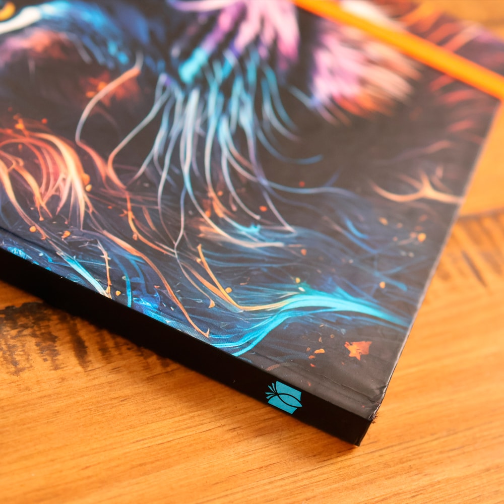 Capa de Caderno Moleskine | Com Pauta | Capa Leão Colorido — item do Kit Bíblia Sagrada de Estudo Desafios de Todo Homem | NVT | Azul + Caderno Moleskine | Com Pauta | Capa Leão Colorido · foto 4