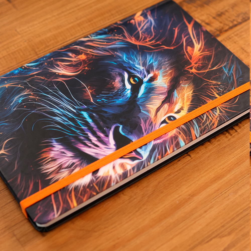 Capa de Caderno Moleskine | Com Pauta | Capa Leão Colorido — item do Kit Bíblia Sagrada de Estudo Desafios de Todo Homem | NVT | Azul + Caderno Moleskine | Com Pauta | Capa Leão Colorido · foto 6