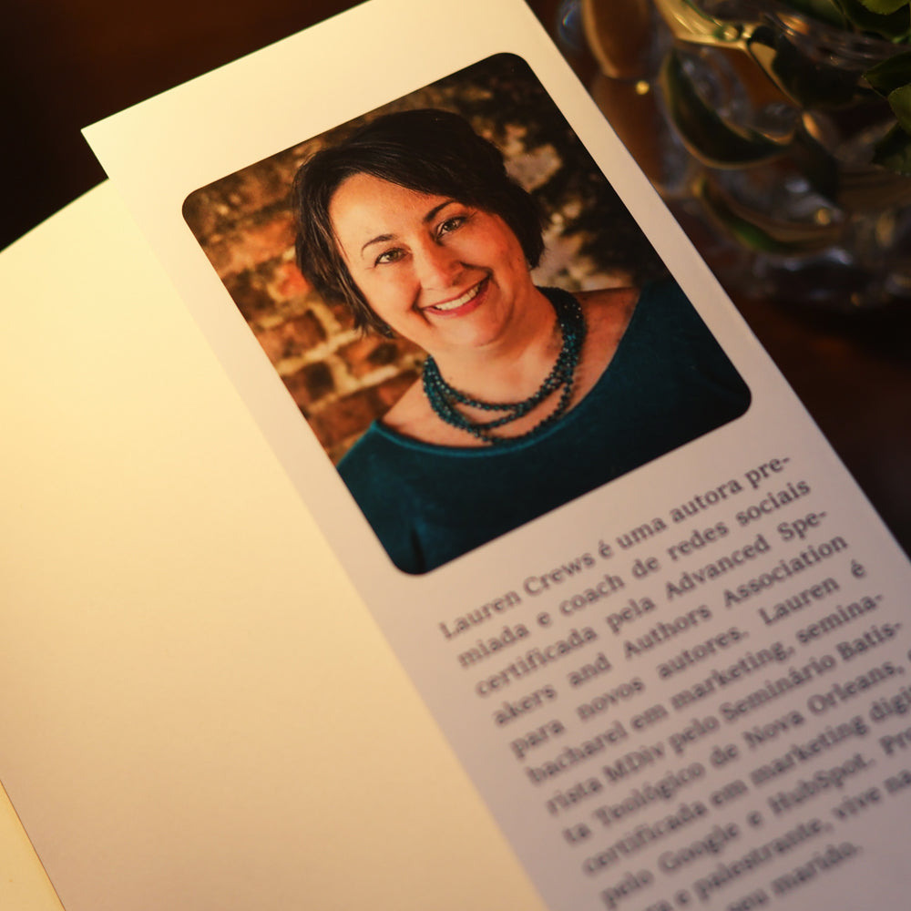 Capa de A Força de Uma Mulher | Lauren Crews — item do Kit Bíblia Sagrada Essencia Leia e Anote | NVI | Capa Luxo Marrom + A Força de Uma Mulher | Lauren Crews · foto 10