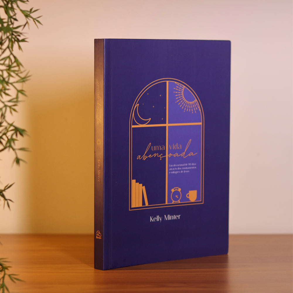 Capa de Devocional Uma Vida Abençoada | Kelly Minter — item do Kit Bíblia Sagrada Essencia Leia e Anote | NVI | Capa Luxo Marrom + Devocional Uma Vida Abençoada | Kelly Minter · foto 2