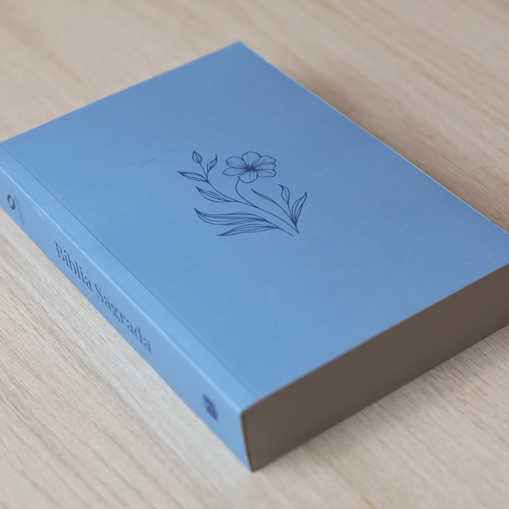 Capa de Bíblia Sagrada Flor Minimalista Azul | NAA | Letra Normal | Capa Ilustrada — item do Kit Bíblia Sagrada Flor Minimalista Azul | NAA | Letra Normal | Capa Ilustrada 10un · foto 3