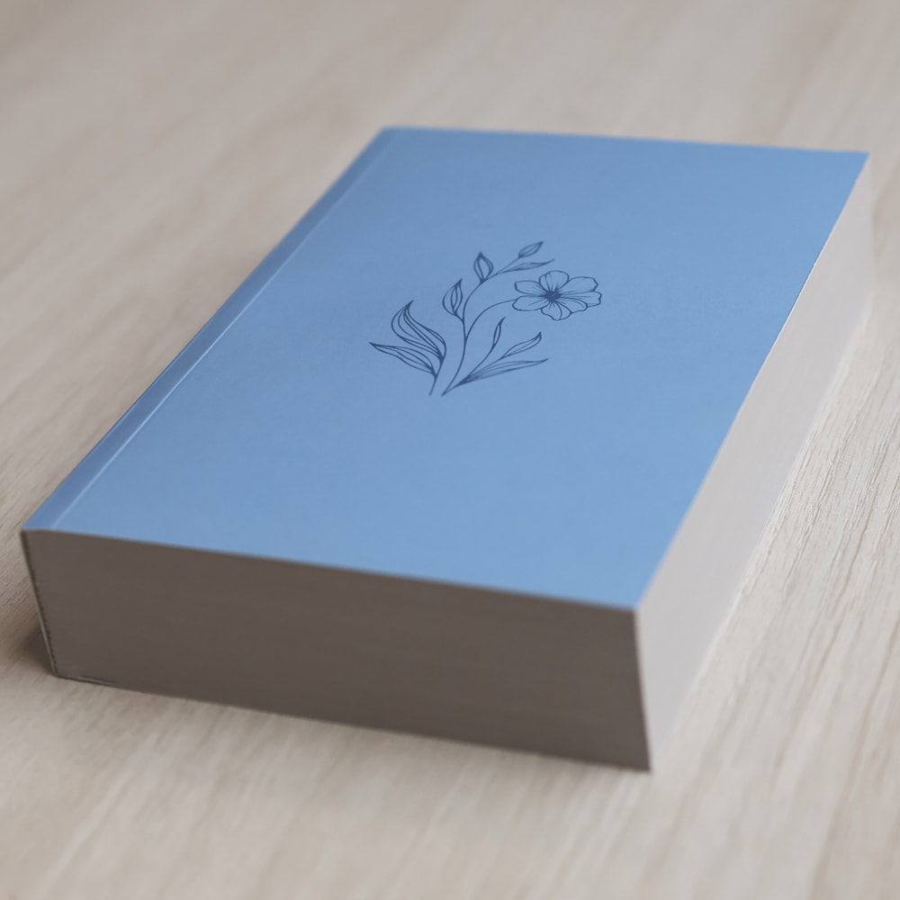 Capa de Bíblia Sagrada Flor Minimalista Azul | NAA | Letra Normal | Capa Ilustrada — item do Kit Bíblia Sagrada Flor Minimalista Azul | NAA | Letra Normal | Capa Ilustrada 10un · foto 4