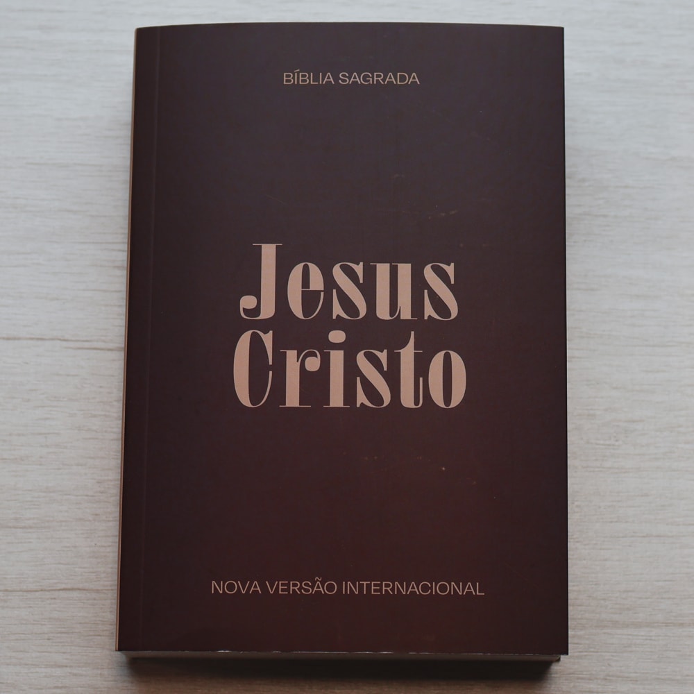 Capa de Bíblia Sagrada Jesus Cristo | NVI | Capa Brochura Marrom — item do Kit Bíblia Sagrada Jesus Cristo | NVI | Capa Brochura Marrom 10un · foto 2