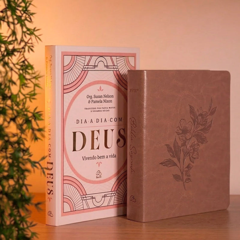 Capa de foto do kit — item do Kit Bíblia Sagrada Leia e Anote Flor do Campo | NVI | Letra Grande | Capa Luxo Fendi + Devocional Dia a Dia Com Deus | Susan Nelson e Pamela Nixon