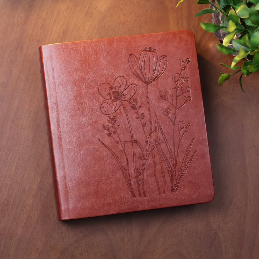 Capa de Bíblia Sagrada Leia e Anote Jardim | NVT | Letra Grande | Capa Luxo Marrom — item do Kit Bíblia Sagrada Leia e Anote Jardim | NVT | Letra Grande | Capa Luxo Marrom + Grátis Devocional Uma Vida Abençoada · foto 3