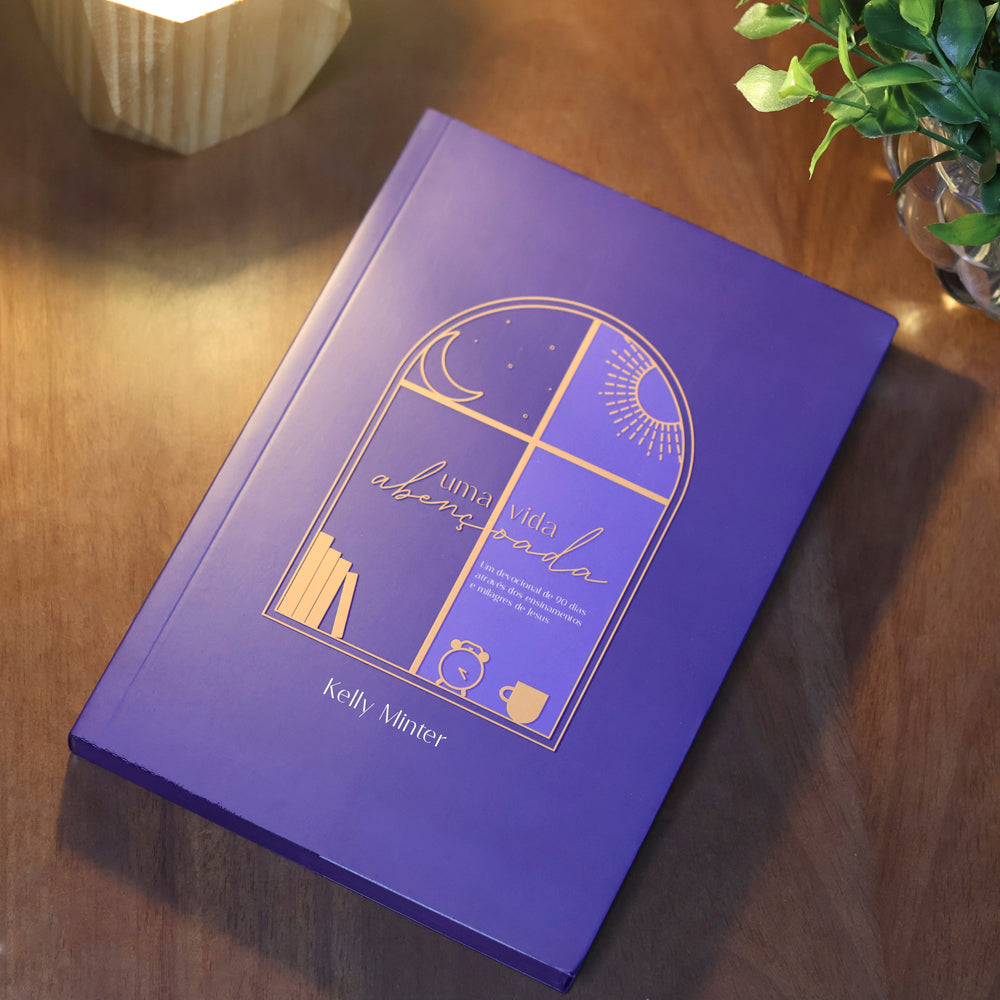 Capa de Devocional Uma Vida Abençoada | Kelly Minter — item do Kit Bíblia Sagrada Leia e Anote Jardim | NVT | Letra Grande | Capa Luxo Marrom + Grátis Devocional Uma Vida Abençoada · foto 3