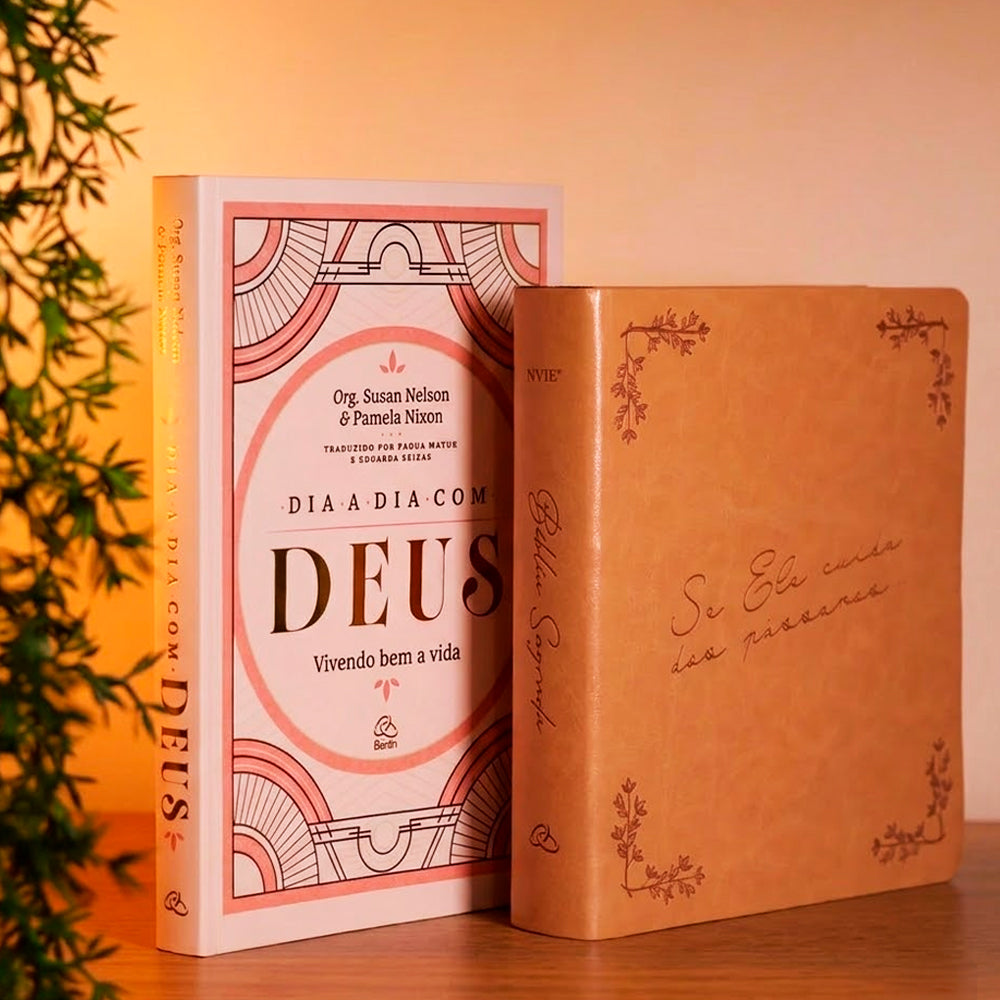Kit Bíblia Sagrada Leia e Anote Pássaros | NVI | Letra Grande | Capa Luxo Caramelo + Grátis Devocional Dia a Dia Com Deus