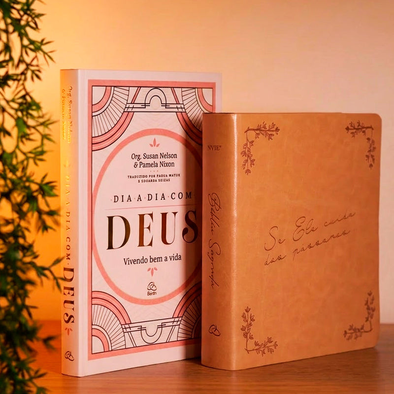 Kit Bíblia Sagrada Leia e Anote Pássaros | NVI | Letra Grande | Capa Luxo Caramelo + Grátis Devocional Dia a Dia Com Deus