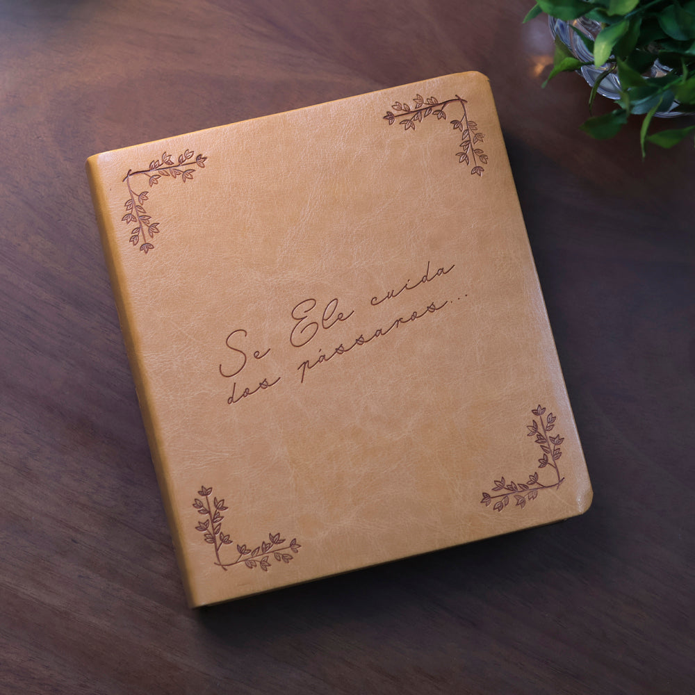 Kit Bíblia Sagrada Leia e Anote Pássaros | NVI | Letra Grande | Capa Luxo Caramelo + Grátis Devocional Dia a Dia Com Deus