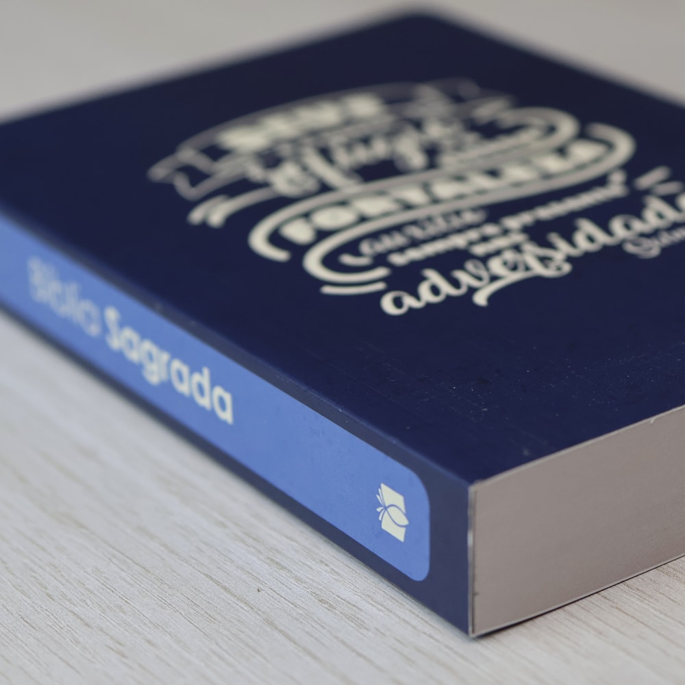 Capa de Bíblia Sagrada Lettering | NVI | Capa Brochura Azul — item do Kit Bíblia Sagrada Lettering | NVI | Capa Brochura Azul 10un · foto 2