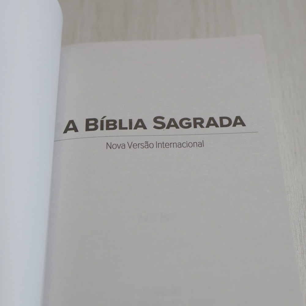 Capa de Bíblia Sagrada Lettering | NVI | Capa Brochura Azul — item do Kit Bíblia Sagrada Lettering | NVI | Capa Brochura Azul 10un · foto 5