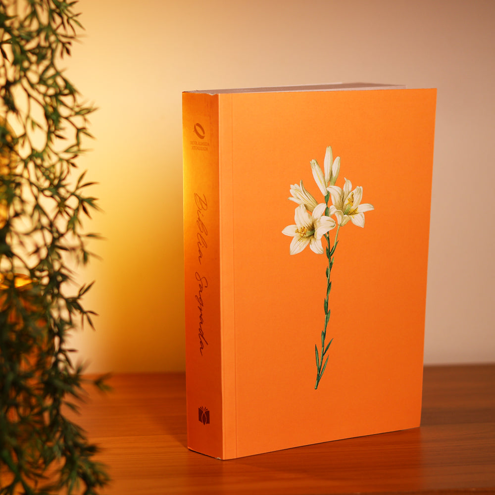 Capa de Bíblia Sagrada Lírios Laranja | NAA | Letra Normal | Capa Ilustrada — item do Kit Bíblia Sagrada Lírios Laranja | NAA | Letra Normal | Capa Ilustrada 10un · foto 2