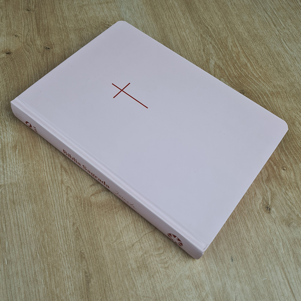Capa de Bíblia Sagrada | NAA | Letra Grande | Capa Dura Cruz Rosa Com Espaço para Anotações — item do Kit Bíblia Sagrada | NAA | Letra Grande | Capa Dura Cruz Rosa Com Espaço para Anotações + Devocional Moldadas | 365 Dias com as Mulheres da Bíblia | Rute Salviano e Karina Bonello · foto 3