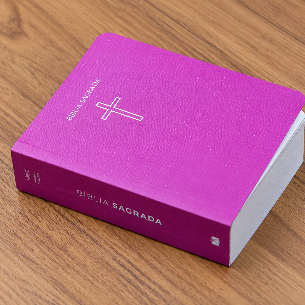 Capa de Bíblia Sagrada Pequena | ARC | Capa Brochura Salvos Pela Graça Rosa — item do Kit Bíblia Sagrada Pequena | ARC | Capa Brochura Salvos Pela Graça Rosa 10un · foto 4