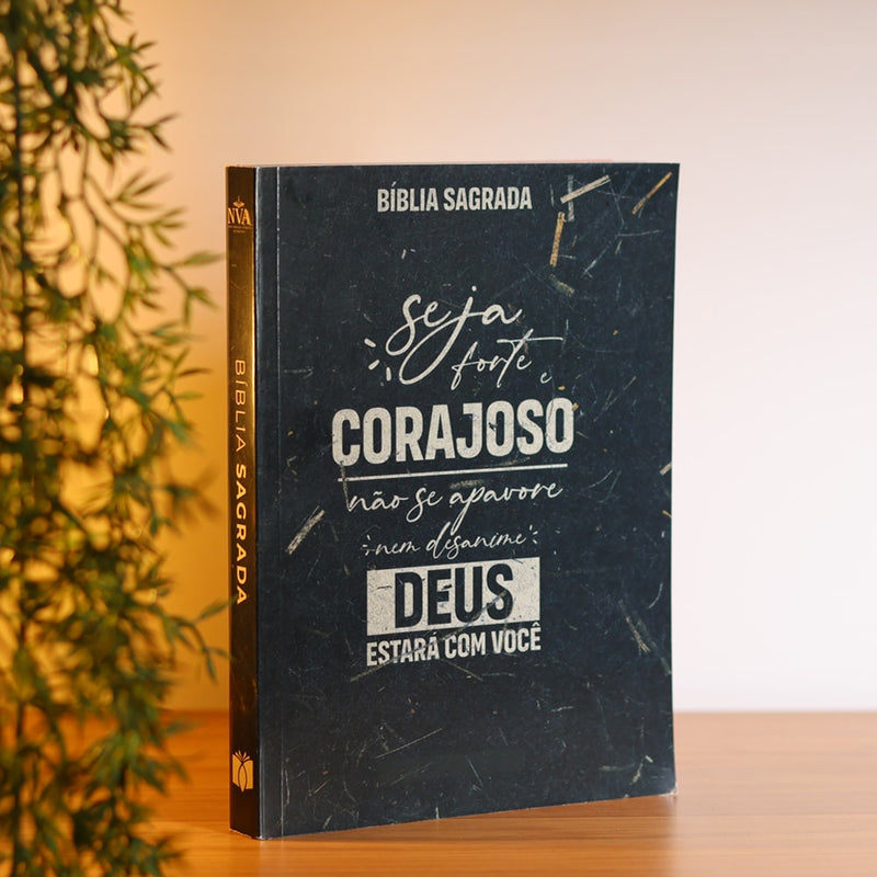 Kit Bíblia Sagrada Seja Forte e Corajoso | NVA | Capa Brochura 10un · foto 2