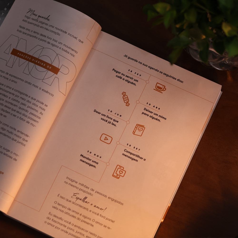 Capa de Café Com Deus Pai 2026 | Porções Diárias de Amor | Junior Rostirola — item do Kit Bíblia Sagrada Slim | NVI | Letra Normal | Capa Luxo Marrom + Café Com Deus Pai 2026 | Porções Diárias de Amor | Junior Rostirola · foto 6