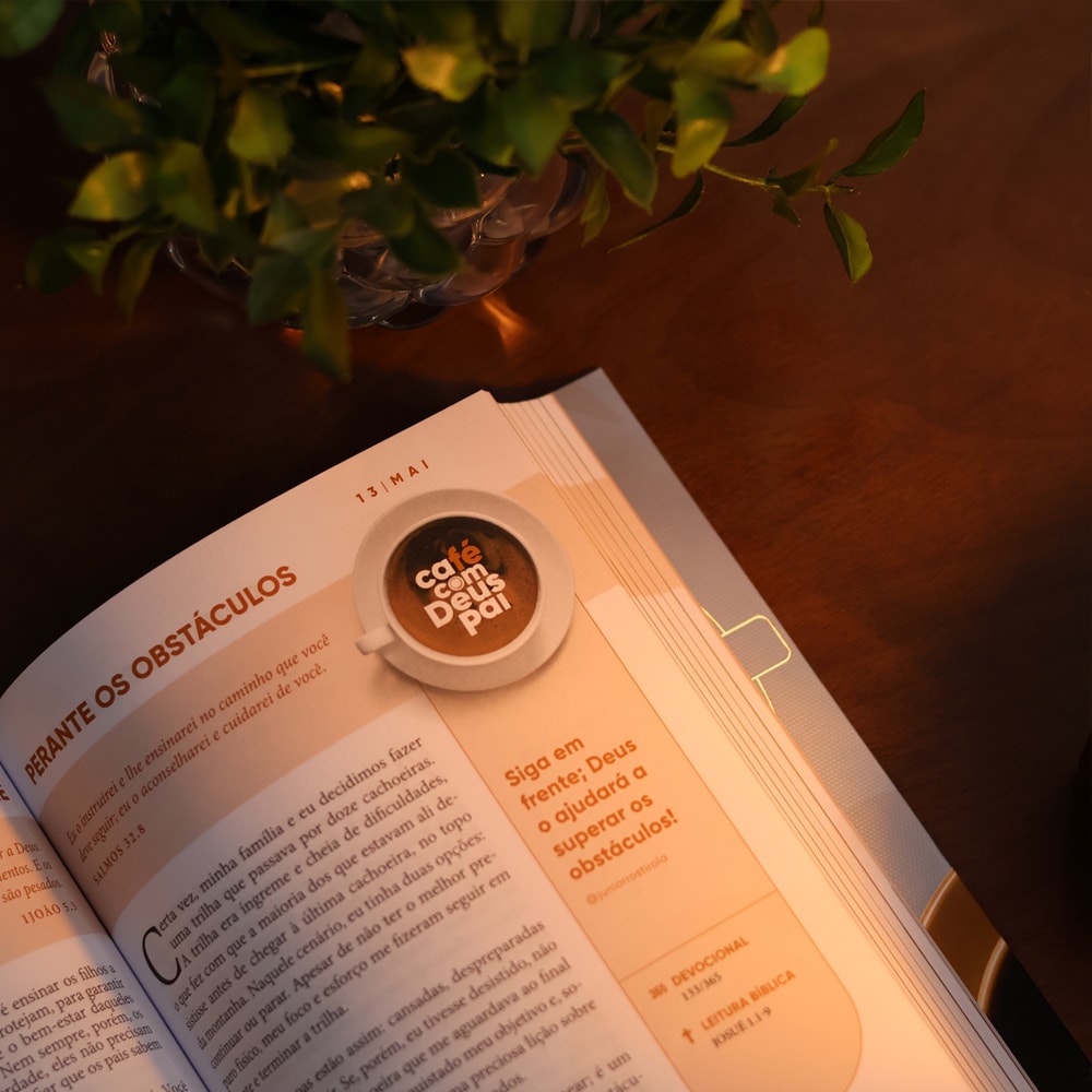 Capa de Café Com Deus Pai 2026 | Porções Diárias de Amor | Junior Rostirola — item do Kit Bíblia Sagrada Slim | NVI | Letra Normal | Capa Luxo Marrom + Café Com Deus Pai 2026 | Porções Diárias de Amor | Junior Rostirola · foto 8