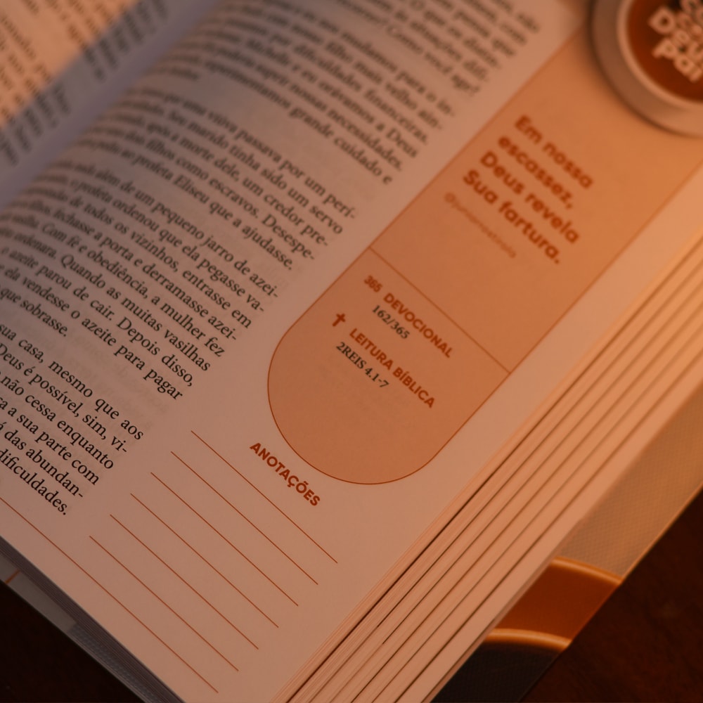 Capa de Café Com Deus Pai 2026 | Porções Diárias de Amor | Junior Rostirola — item do Kit Bíblia Sagrada Slim | NVI | Letra Normal | Capa Luxo Marrom + Café Com Deus Pai 2026 | Porções Diárias de Amor | Junior Rostirola · foto 9