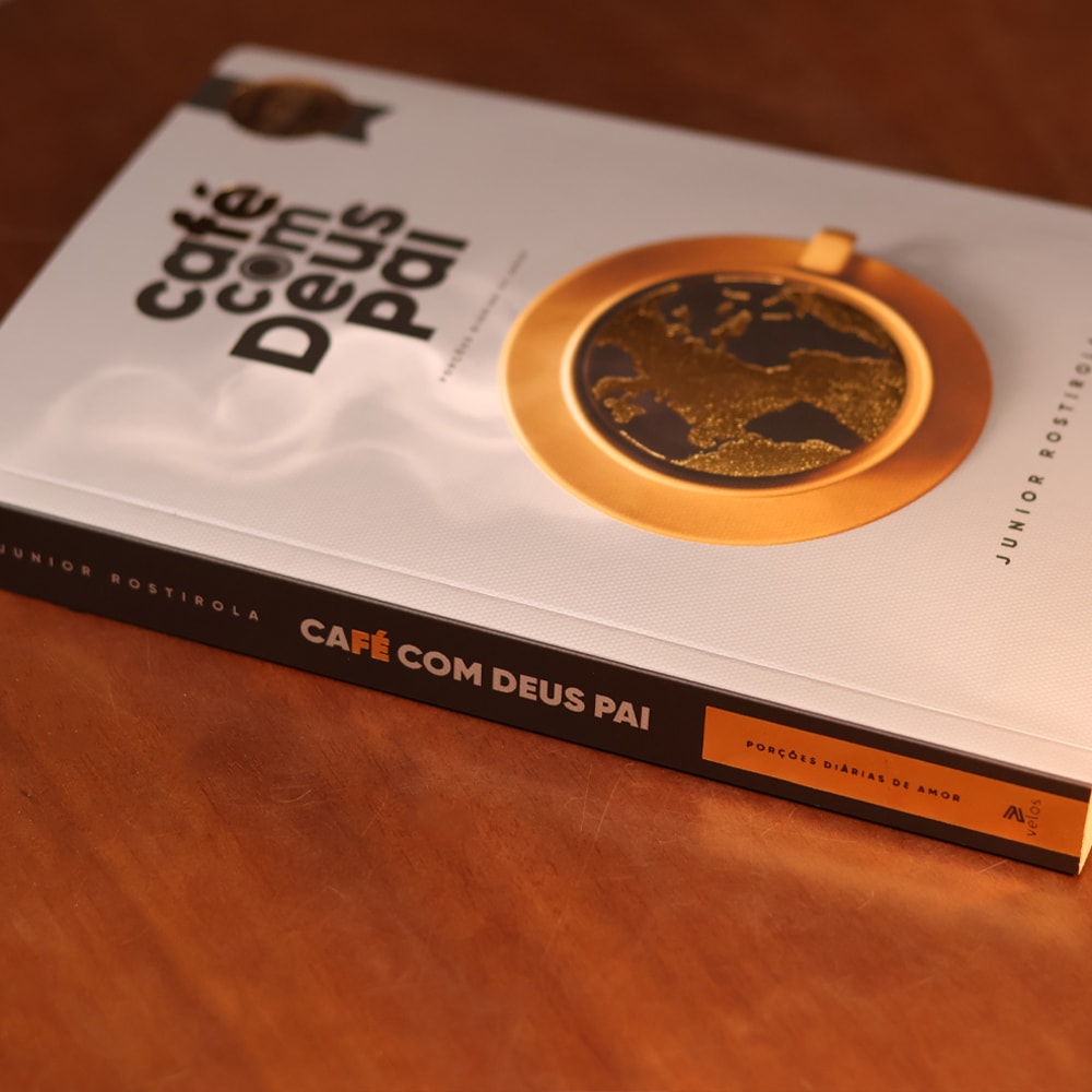 Capa de Café Com Deus Pai 2026 | Porções Diárias de Amor | Junior Rostirola — item do Kit Bíblia Sagrada Slim | NVI | Letra Normal | Capa Luxo Marrom + Café Com Deus Pai 2026 | Porções Diárias de Amor | Junior Rostirola · foto 4