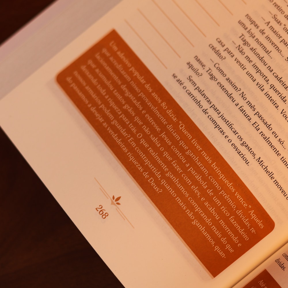 Capa de Devocional Dia a Dia Com Deus | Susan Nelson e Pamela Nixon — item do Kit Bíblia Sagrada Slim | NVI | Letra Normal | Capa Luxo Marrom + Devocional Dia a Dia Com Deus | Susan Nelson e Pamela Nixon · foto 8