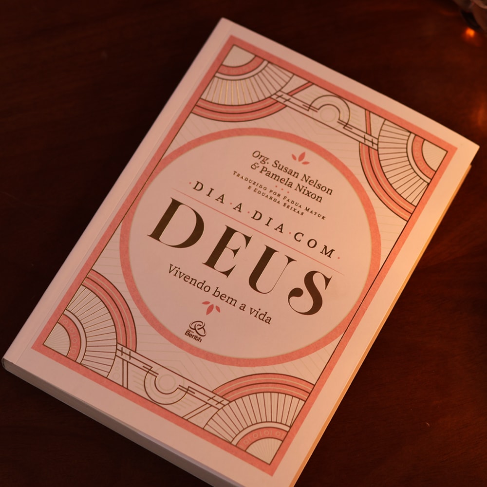 Capa de Devocional Dia a Dia Com Deus | Susan Nelson e Pamela Nixon — item do Kit Bíblia Sagrada Slim | NVI | Letra Normal | Capa Luxo Marrom + Devocional Dia a Dia Com Deus | Susan Nelson e Pamela Nixon · foto 4