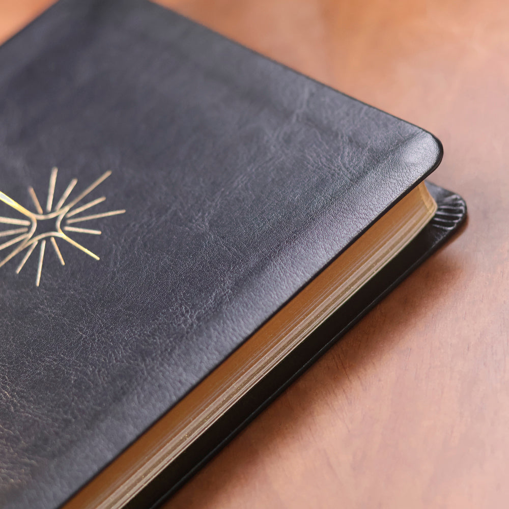 Capa de Bíblia Slim Filament | NVT | Letra Grande | Capa Couro Sintético Preto — item do Kit Bíblia Slim Filament | NVT | Letra Grande | Capa Couro Sintético Preto + Caderno Moleskine | Com Pauta | Ide Por Todo o Mundo · foto 5