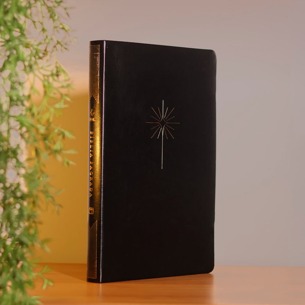 Capa de Bíblia Slim Filament | NVT | Letra Grande | Capa Couro Sintético Preto — item do Kit Bíblia Slim Filament | NVT | Letra Grande | Capa Couro Sintético Preto + Caderno Moleskine | Com Pauta | Ide Por Todo o Mundo · foto 2