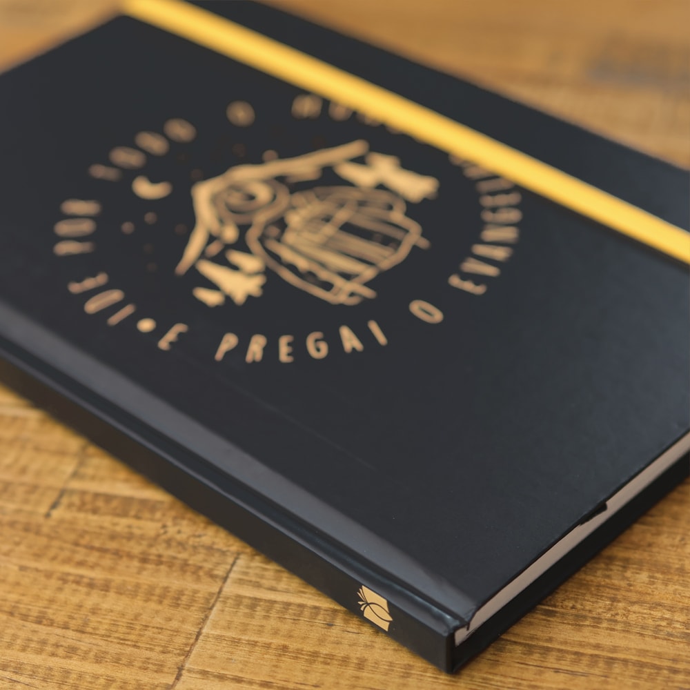Capa de Caderno Moleskine | Com Pauta | Ide Por Todo o Mundo — item do Kit Bíblia Slim Filament | NVT | Letra Grande | Capa Couro Sintético Preto + Caderno Moleskine | Com Pauta | Ide Por Todo o Mundo · foto 3