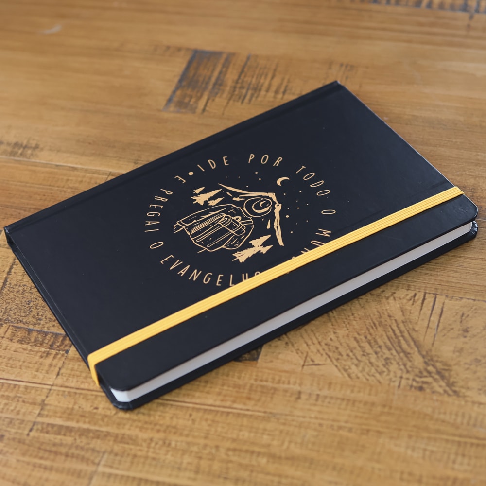Capa de Caderno Moleskine | Com Pauta | Ide Por Todo o Mundo — item do Kit Bíblia Slim Filament | NVT | Letra Grande | Capa Couro Sintético Preto + Caderno Moleskine | Com Pauta | Ide Por Todo o Mundo · foto 4