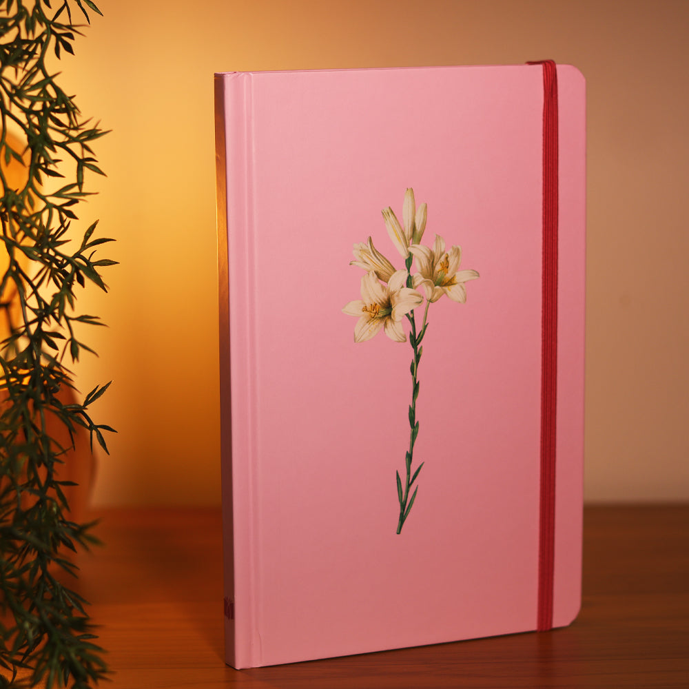 Capa de Caderno Moleskine Rosa | Com Pauta | Capa Lírios — item do Kit Caderno Moleskine Rosa | Com Pauta | Capa Lírios + Mulheres Improváveis | Viviane Martinello · foto 2
