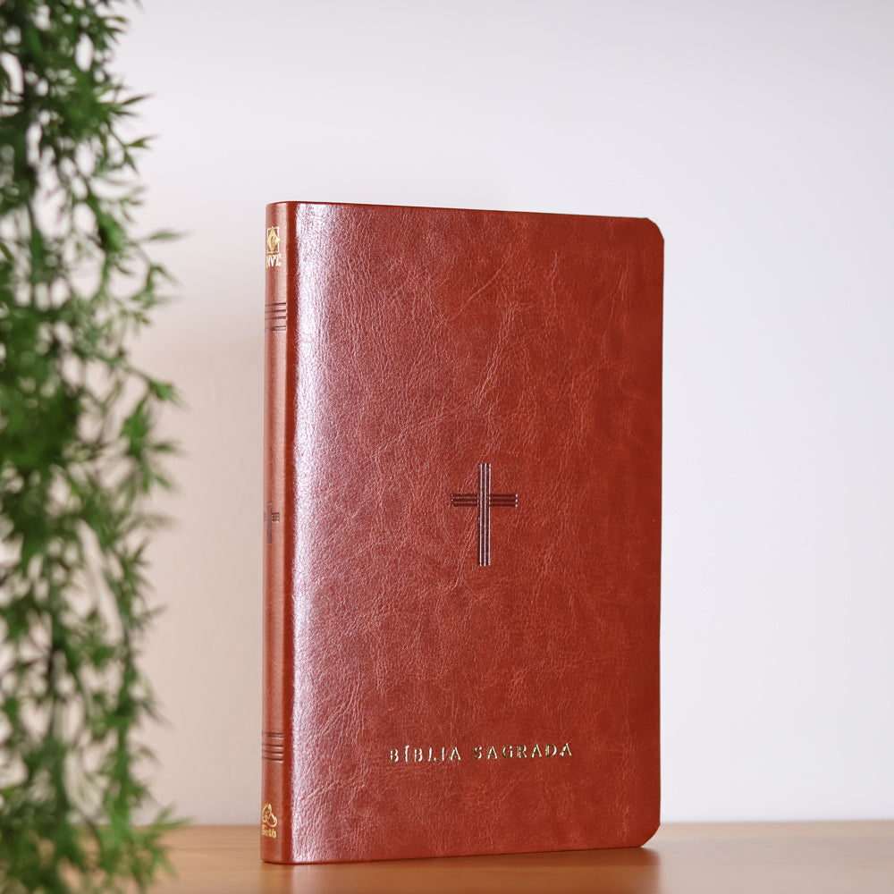 Capa de Bíblia Slim NVT | Poder da Cruz | Capa Luxo Marrom — item do Kit Café Com Deus Pai 2027 | Júnior Rostirola | Capa Brochura + Bíblia Slim NVT | Poder da Cruz | Capa Luxo Marrom · foto 2