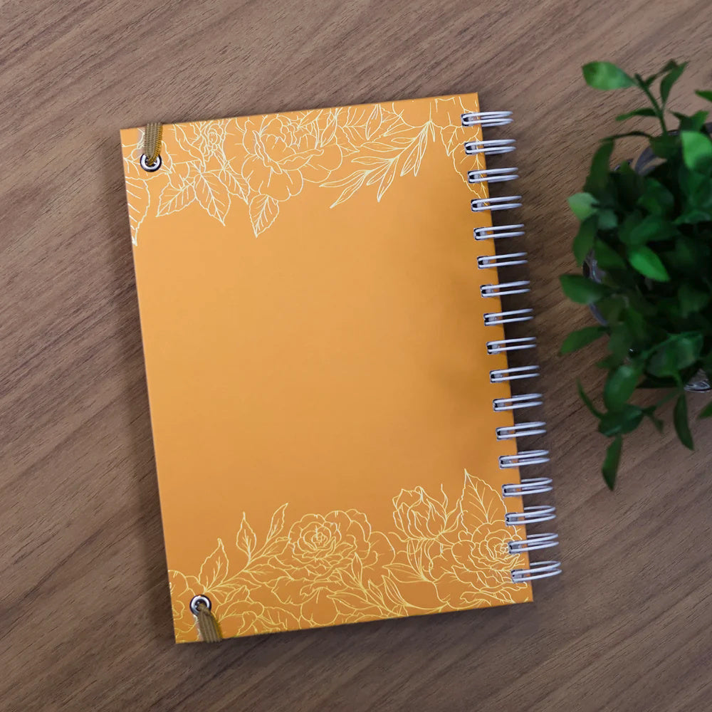 Capa de Planner Contando os Meus Dias | Capa Dourada Floral — item do Kit Café Com Deus Pai 2027 | Júnior Rostirola | Capa Brochura + Planner Contando os Meus Dias | Capa Dourada Floral · foto 10