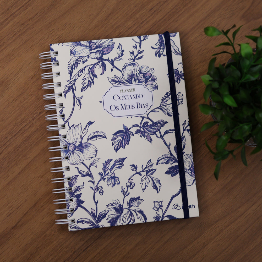 Capa de Planner Contando os Meus Dias | Capa Floral Azul — item do Kit Café Com Deus Pai 2027 | Júnior Rostirola | Capa Brochura + Planner Contando os Meus Dias | Capa Floral Azul · foto 3