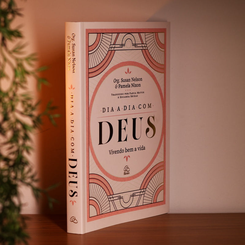 Capa de Devocional Dia a Dia Com Deus | Susan Nelson e Pamela Nixon — item do Kit Devocional Dia a Dia Com Deus | Susan Nelson e Pamela Nixon + Caderno de Oração | Berith + A Decisão Mais Importante que Você Deve Tomar | Joyce Meyer · foto 2