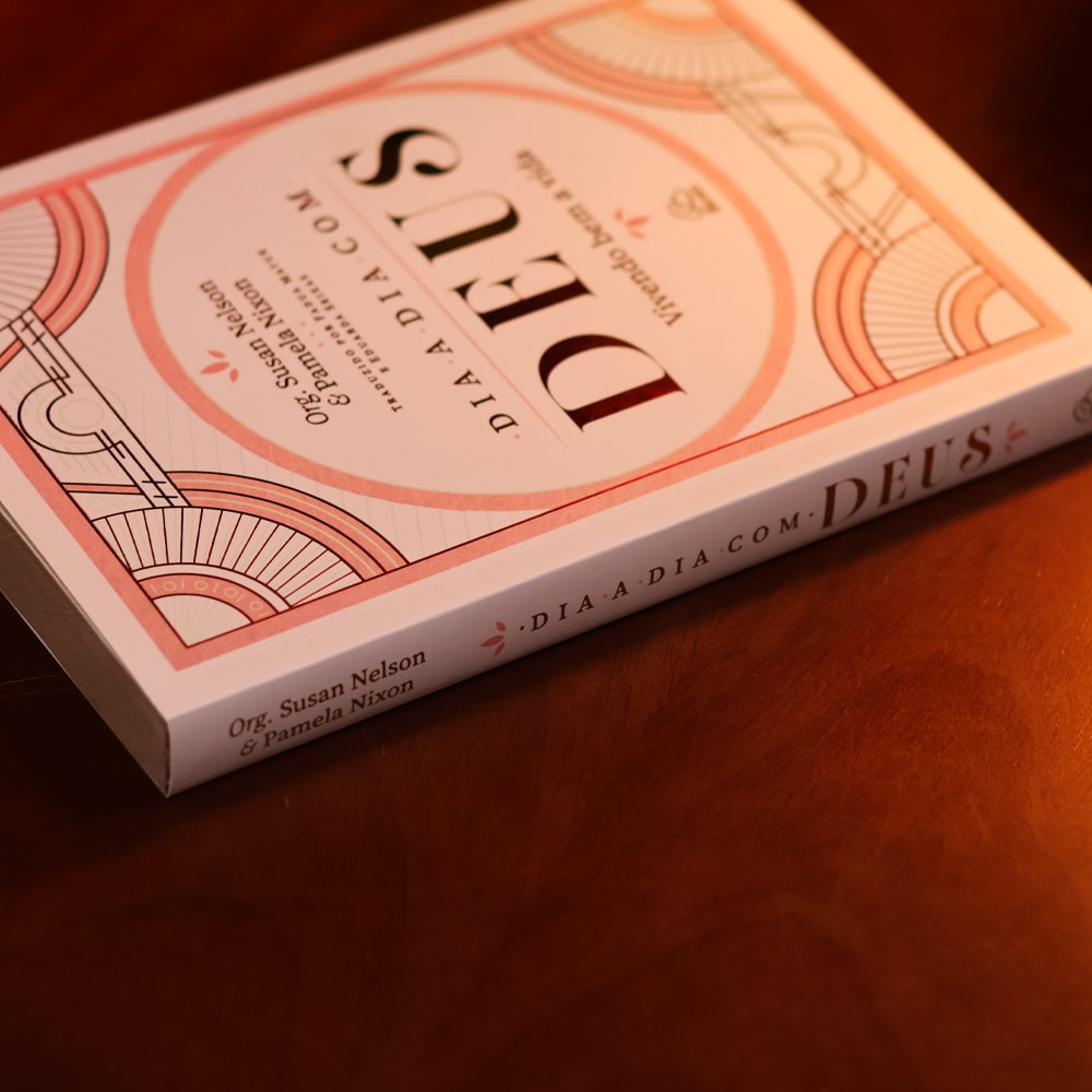 Capa de Devocional Dia a Dia Com Deus | Susan Nelson e Pamela Nixon — item do Kit Devocional Dia a Dia Com Deus | Susan Nelson e Pamela Nixon + Caderno de Oração | Berith + A Decisão Mais Importante que Você Deve Tomar | Joyce Meyer · foto 3