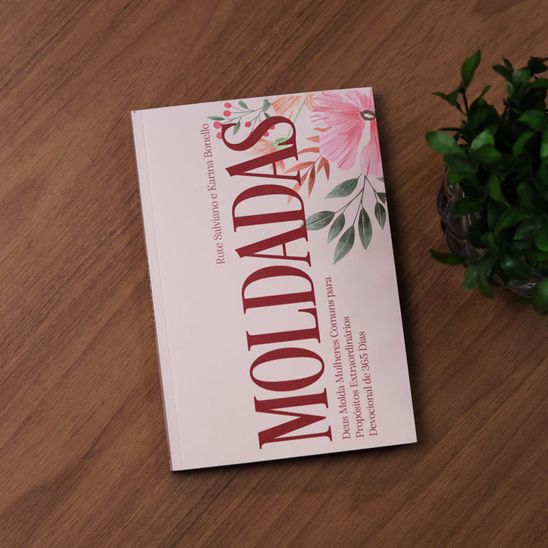 Capa de Devocional Moldadas | 365 Dias com as Mulheres da Bíblia | Rute Salviano e Karina Bonello — item do Kit Devocional Moldadas | 365 Dias com as Mulheres da Bíblia | Rute Salviano e Karina Bonello + Grátis Bloco de Anotações Lírios Rosa · foto 3
