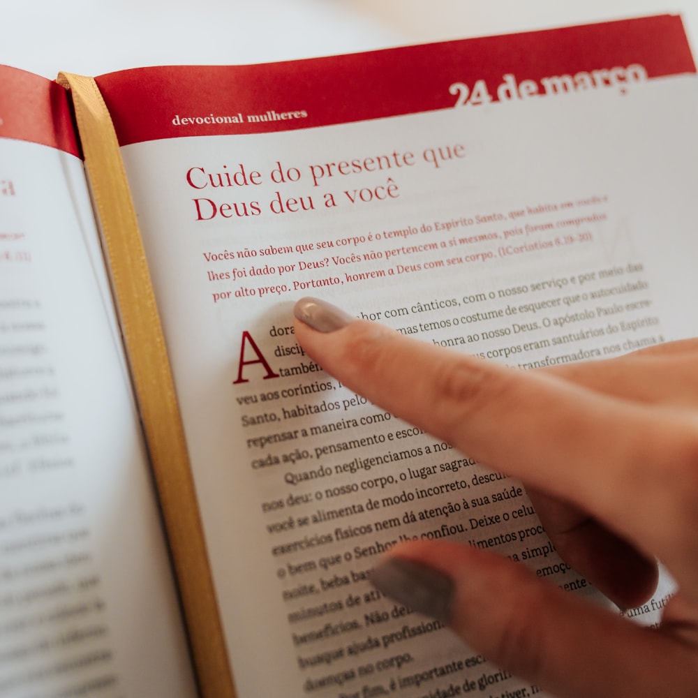 Capa de Devocional Mulheres | 365 Dias | Viviane Martinello — item do Kit Devocional Mulheres | 365 Dias | Viviane Martinello + Bíblia Slim Filament | NVT | Letra Grande | Capa Couro Sintético Marrom · foto 2
