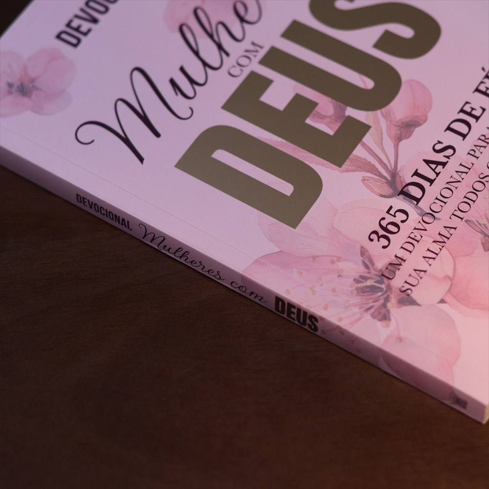 Capa de Devocional Mulheres Com Deus | 365 Dias de Fé — item do Kit Devocional Mulheres Com Deus | 365 Dias de Fé + Mulheres Improváveis | Viviane Martinello · foto 4