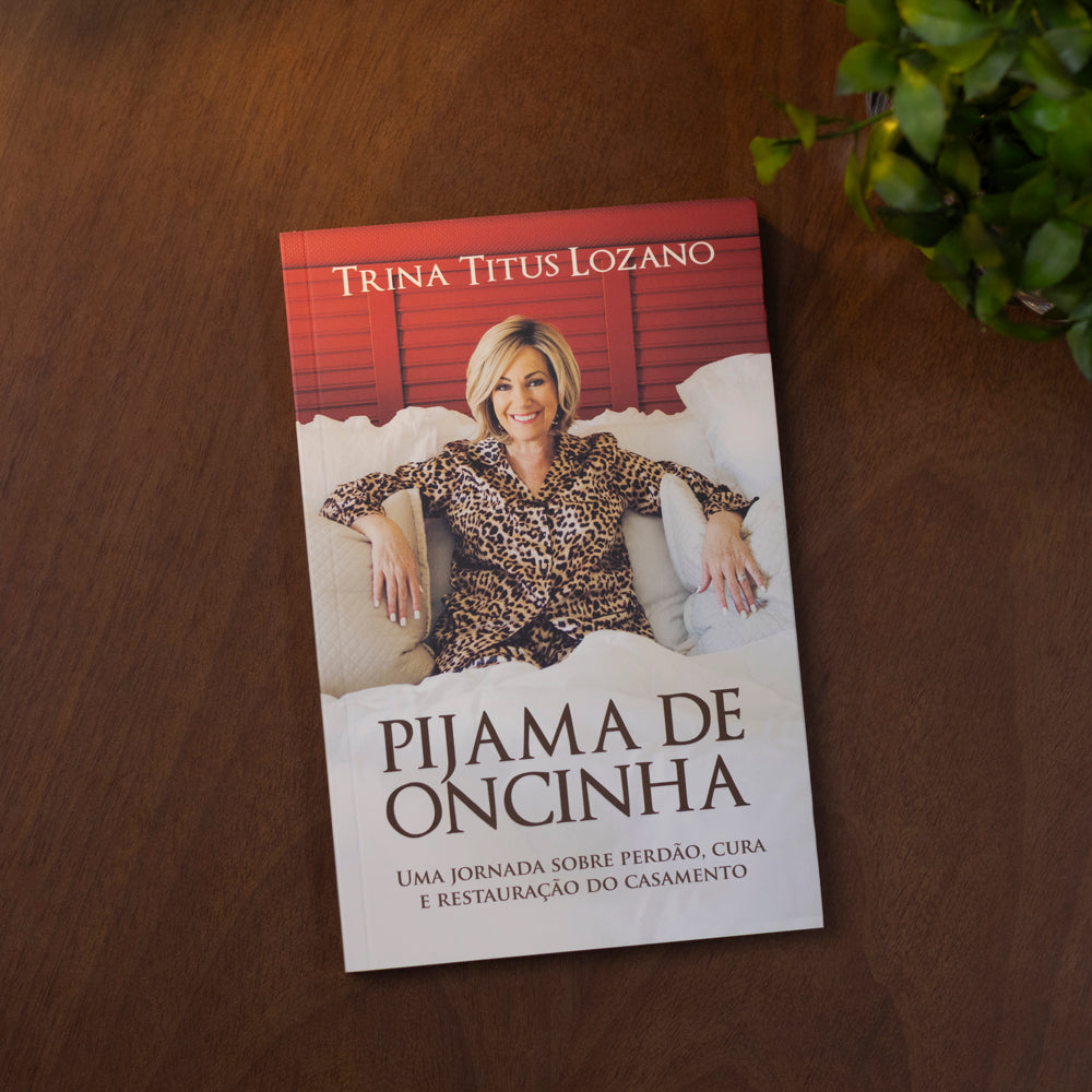 Capa de Pijama de Oncinha | Trina Titus Lozano — item do Kit Experiência do Lar | Edição Memorial | Devi Titus e Trina Titus Lozano + Pijama de Oncinha | Trina Titus Lozano · foto 3