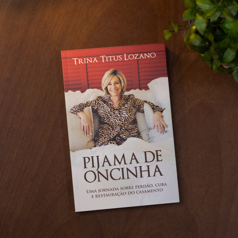 Capa de Pijama de Oncinha | Trina Titus Lozano — item do Kit Experiência do Lar | Edição Memorial | Devi Titus e Trina Titus Lozano + Pijama de Oncinha | Trina Titus Lozano · foto 3