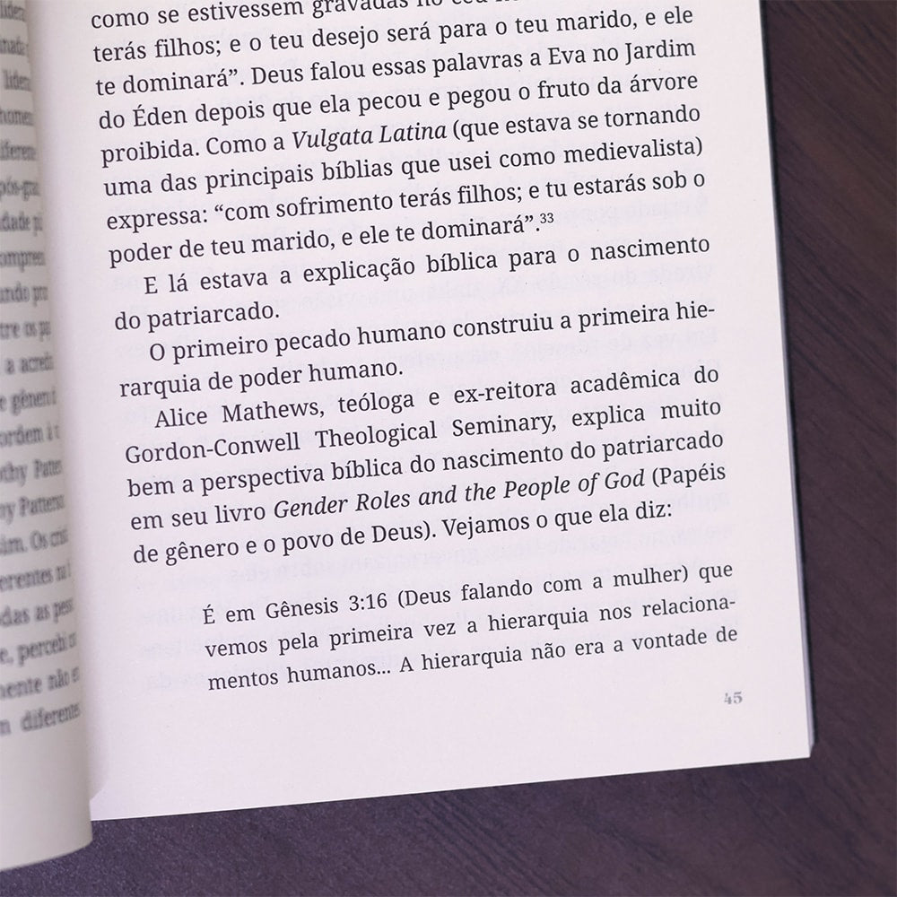 Capa de A Construção da Feminilidade Bíblica | Beth Allison Barr — item do Kit Feminilidade Radical | Carolyn McCulley + Deixe-me ser Mulher | Elisabeth Elliot + A Construção da Feminilidade Bíblica | Beth Allison Barr · foto 7