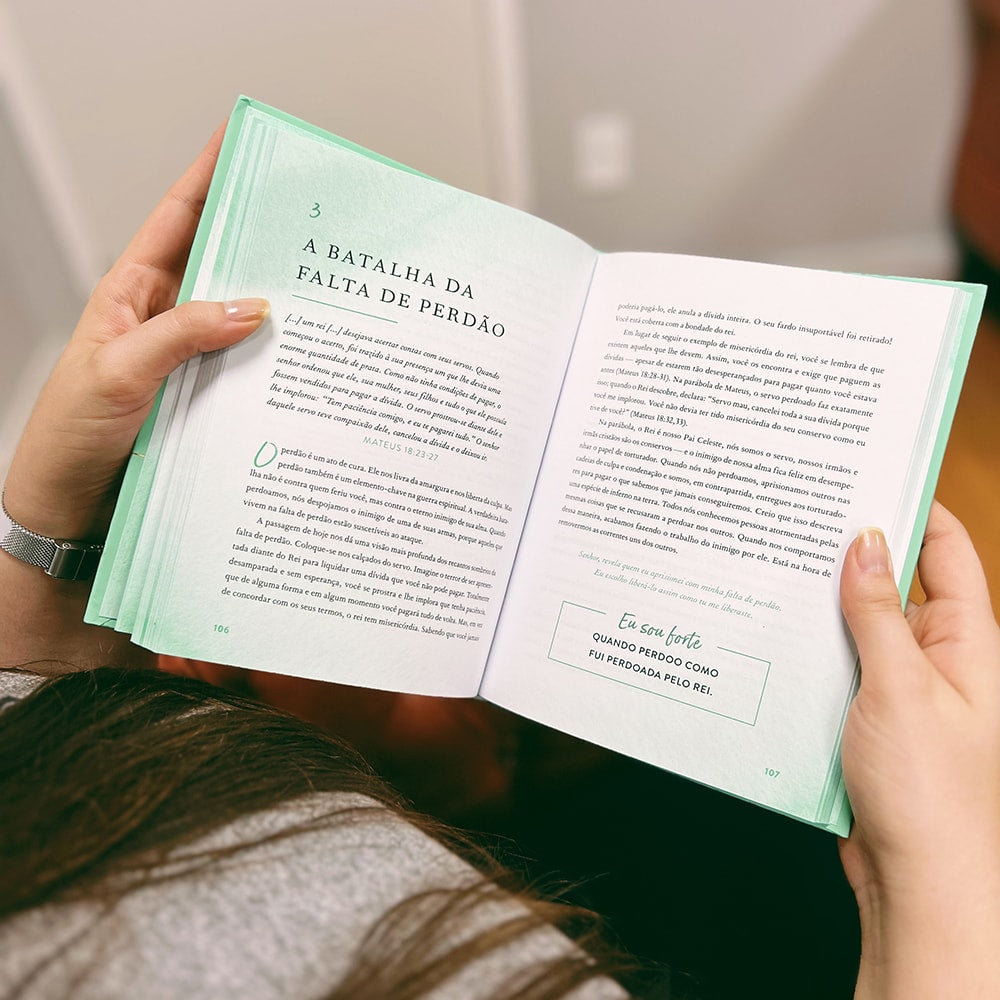 Capa de Forte | Devocionais Para Uma Vida Poderosa e Apaixonada | Lisa Bevere — item do Kit Forte | Devocionais Para Uma Vida Poderosa e Apaixonada | Lisa Bevere + Bíblia Sagrada Lírios Verde | NVI | Letra Maior | Capa Dura · foto 5