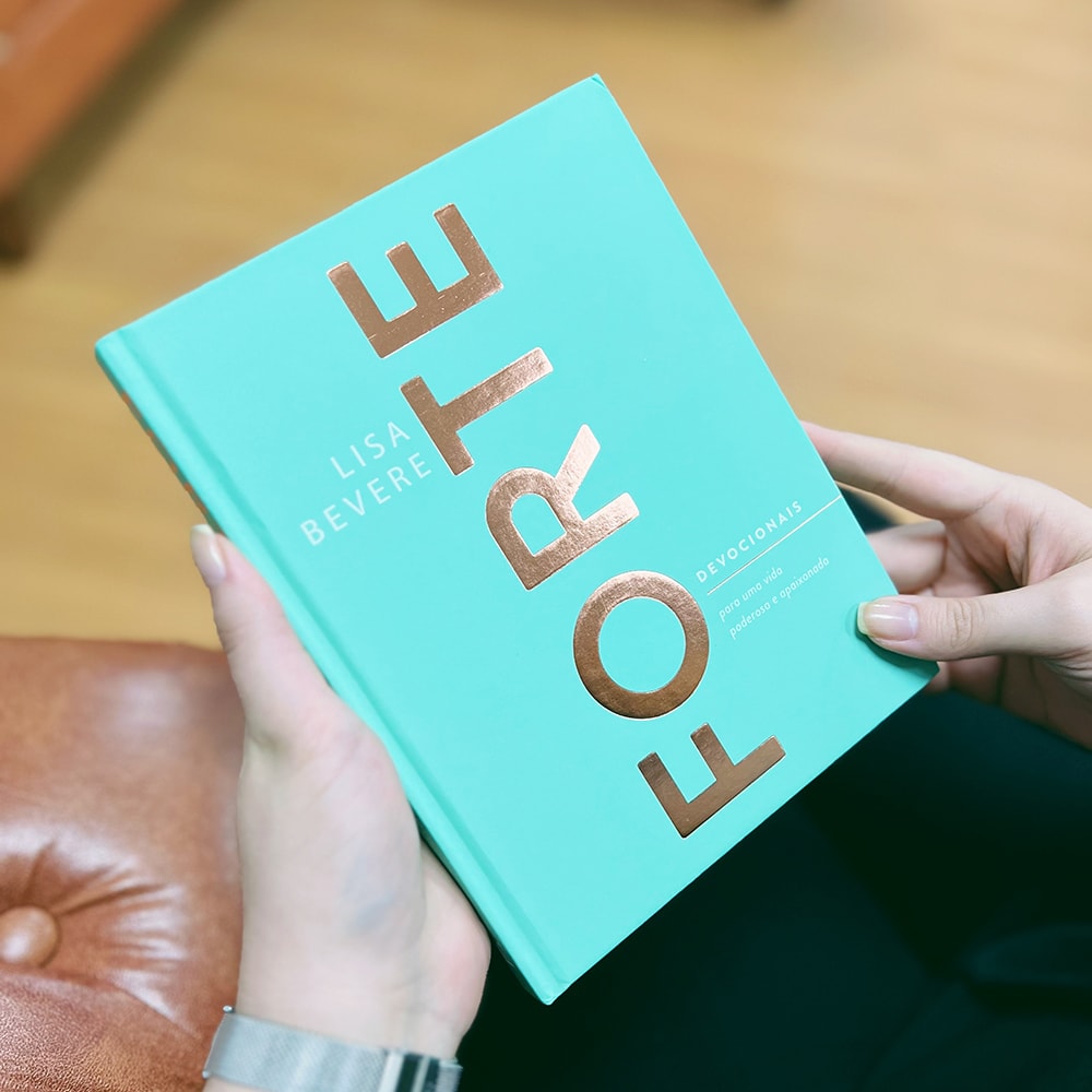 Capa de Forte | Devocionais Para Uma Vida Poderosa e Apaixonada | Lisa Bevere — item do Kit Forte | Devocionais Para Uma Vida Poderosa e Apaixonada | Lisa Bevere + Bíblia Sagrada Lírios Verde | NVI | Letra Maior | Capa Dura · foto 2