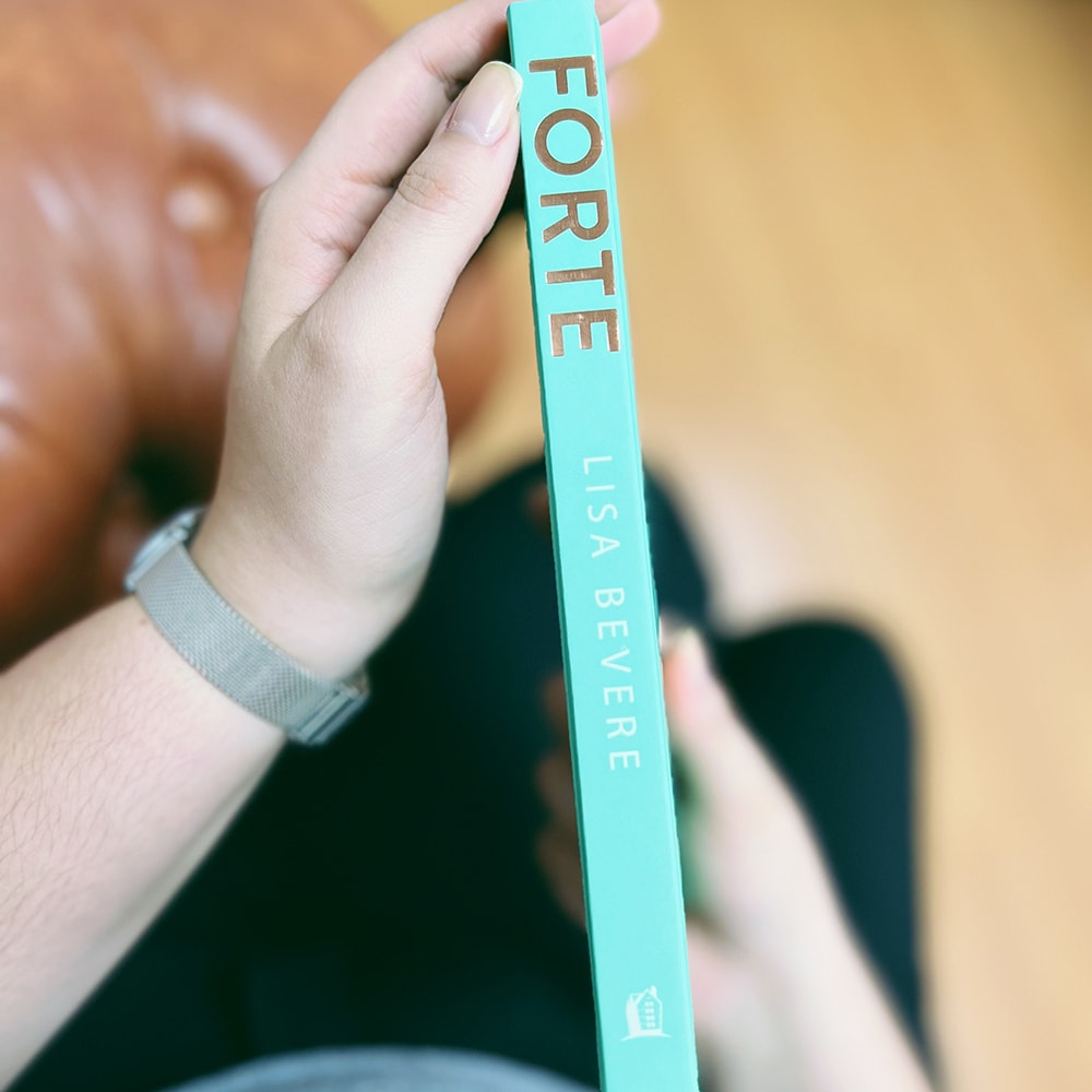 Capa de Forte | Devocionais Para Uma Vida Poderosa e Apaixonada | Lisa Bevere — item do Kit Forte | Devocionais Para Uma Vida Poderosa e Apaixonada | Lisa Bevere + Bíblia Sagrada Lírios Verde | NVI | Letra Maior | Capa Dura · foto 3