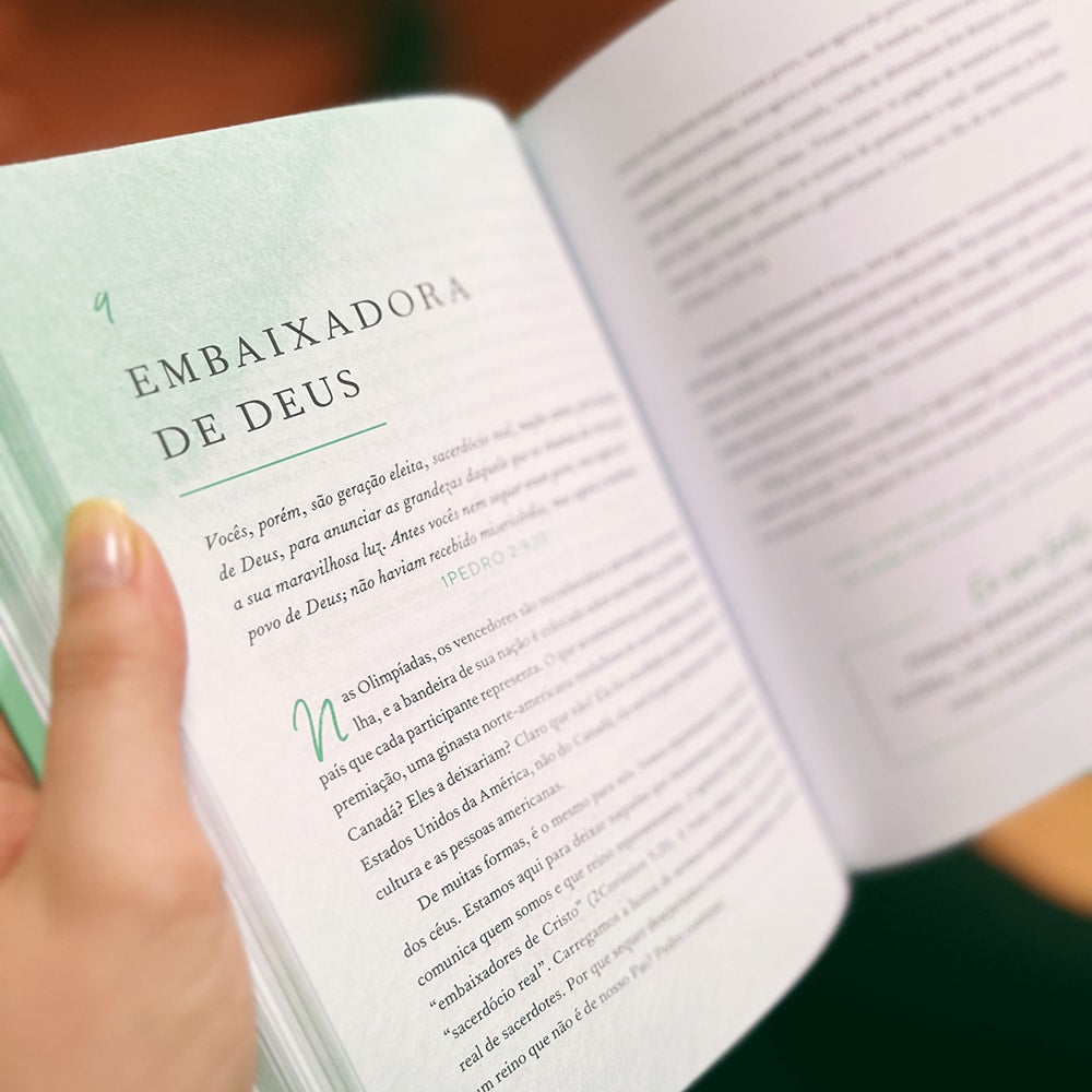 Capa de Forte | Devocionais Para Uma Vida Poderosa e Apaixonada | Lisa Bevere — item do Kit Forte | Devocionais Para Uma Vida Poderosa e Apaixonada | Lisa Bevere + Bíblia Sagrada Lírios Verde | NVI | Letra Maior | Capa Dura · foto 4