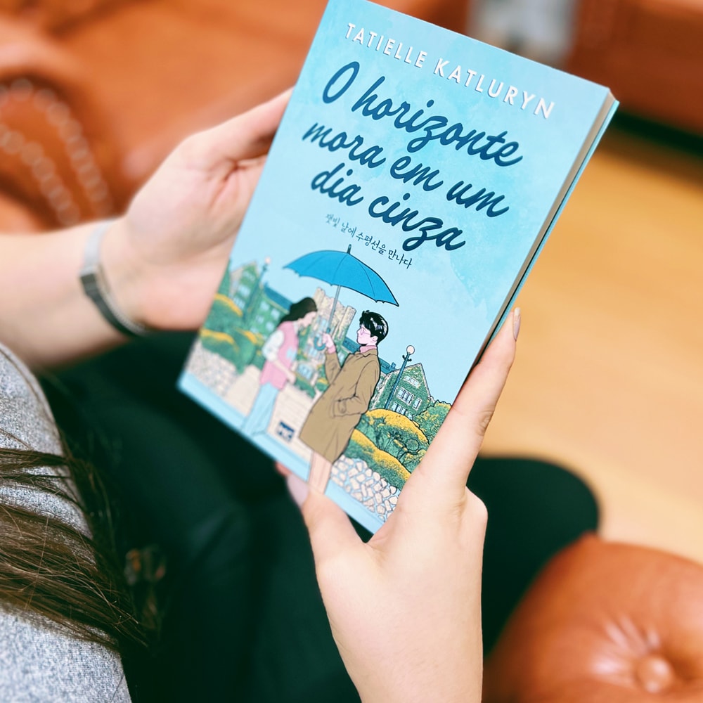 Capa de O Horizonte Mora em um Dia Cinza | Tatielle Katluryn — item do Kit Meu Sol de Primavera | Queren Ane + O Horizonte Mora em um Dia Cinza | Tatielle Katluryn + As Estrelas Sempre Brilham Acima das Nuvens Escuras | Pat Müller · foto 2